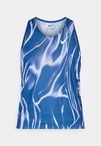 Blaues Sporttanktop mit einem glänzenden Wellenmuster, das eine atmungsaktive Mesh-Textur aufweist und ein kleines weißes Nike-Logo auf der Brust hat.