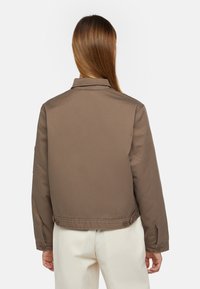 Dickies LINED EISENHOWER CROP W REC - Chaqueta de entretiempo - mushroom