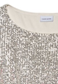 Silberner Paillettenoberteil mit rundem Ausschnitt. Hat ein glattes beiges Innenfutter und das Markenlabel "LASCANA" auf der Innenseite.