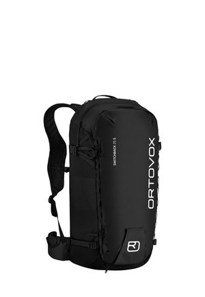 Schwarzer Rucksack mit einem schlanken Design, aus strapazierfähigem Material, mit einem Gittermuster, verstellbaren Riemen und einem auffälligen Logo.