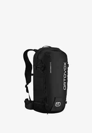 Schwarzer Rucksack mit einem schlanken Design, aus strapazierfähigem Material, mit einem Gittermuster, verstellbaren Riemen und einem auffälligen Logo.