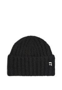 Zwarte gebreide beanie met een geribbelde textuur. Heeft een kleine graphic aan de zijkant. Gemaakt van zacht, pluizig materiaal.