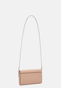 Kabelka ve světle růžovém materiálu s hladkým povrchem. Obsahuje stříbrný řetízek a má obdélníkový tvar s minimalistickým designem.