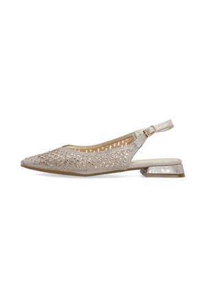 Beiger Slingback-Flacher Schuh mit spitzer Zehenpartie, niedrigem Blockabsatz, dekorativen Ausstanzungen und metallischem Schnallenriemen.