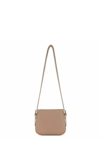 Borsa a tracolla beige realizzata in pelle liscia, caratterizzata da una forma arrotondata, una tracolla regolabile e un design minimalista senza hardware visibile.