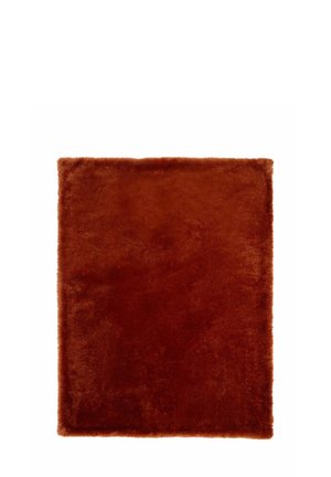 Quadratischer weicher brauner Shag-Teppich mit plüschiger Textur auf weißem Hintergrund.