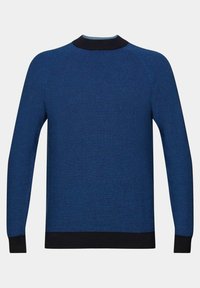 Blå stickad tröja med ett strukturerat mönster, ribbad svart krage och ärmslut, samt långa ärmar. Standard passform med en rund halsdesign.