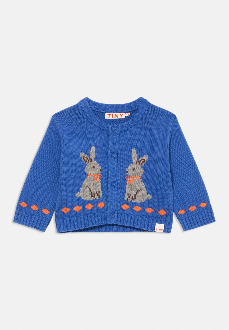 Cardigã azul de malha com dois coelhos cinzas com laços laranja, fecho de botão e padrão de diamante ao longo da bainha. Rótulo: TINY.