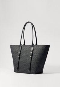 Musta olkalaukku, jossa on geometrinen kuvio, nahkaosat ja kaksinkertaiset kahvat. Laadukas muotoilu, jossa on leveä aukko ylhäällä.