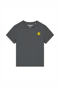 Graues kurzärmliges T-Shirt aus weichem Stoff mit einem gelben, mit einem Gesicht bestickten Stern auf der linken Brust. Runder Ausschnitt, lässige Passform.