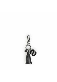 Llave de cuero negro con un fleco, un anillo circular y un charm en forma de "S" estilizada. Accesorios en acabado plateado.