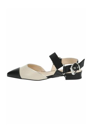 Spidse slingback flade sko i beige læder med en sort kontrasttå. Har en sort rem med sølvhardware og en lav hæl.