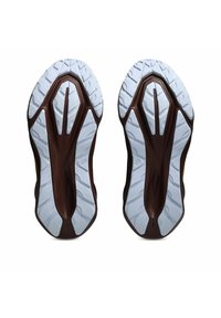 Soli delle scarpe con un design bicolore: sezione superiore marrone scuro, suola in gomma bianca testurizzata con righe e scanalature per la presa.