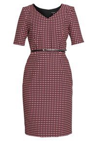 Robe ajustée sur fond sombre avec un motif en diamants roses, manches courtes, décolleté en V et une ceinture noire accentuant la taille.