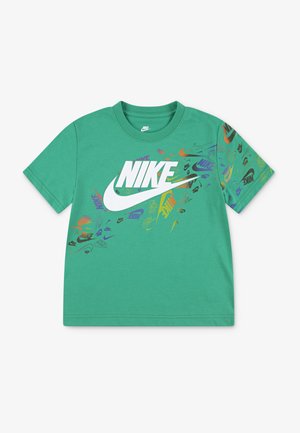 Nike Sportswear CLUB REVEALED - Majica kratkih rukava s printom - stadium green