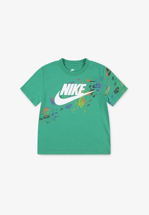 Nike Sportswear CLUB REVEALED - Camiseta estampada - stadium green