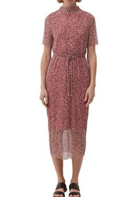 Červené šaty s květinovým vzorem, krátkým rukávem, vysokým límcem a stahováním v pase, vyrobené z průsvitné látky. Délka do poloviny lýtek s splývavým designem.
