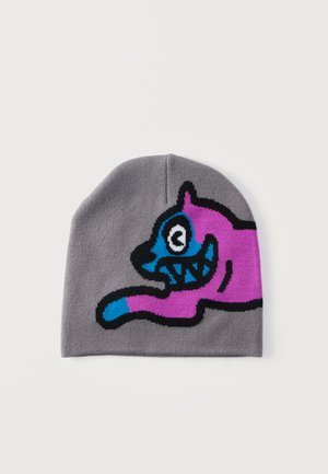 Bonnet en tricot gris avec un chat de style cartoon, visage bleu, œil large, dents pointues, et corps magenta bordé de noir.
