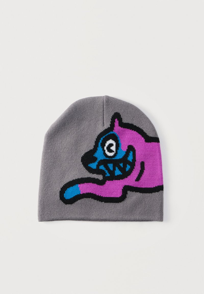 Bonnet en tricot gris avec un chat de style cartoon, visage bleu, œil large, dents pointues, et corps magenta bordé de noir.