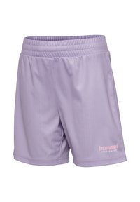 Lyse lilla sportsshorts med elastisk talje og subtilt ‘‘hummel SPORTSWEAR’’ logo i pink på nederste venstre ben.