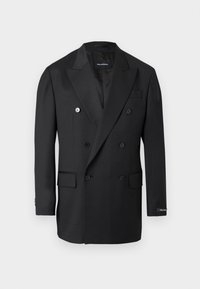 Čierny dvojradový blejzer s výrezovými klopami, šiestimi gombíkmi, vreckami s chlopňou a štítkom na manžete ľavého rukáva.