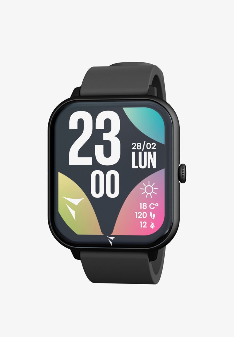 Smartwatch met een vierkante zwarte kast en een siliconen band. Het display toont kleurrijke iconen en grote witte cijfers voor tijd en datum.