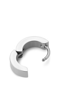 Sølvmetall hoop øredobber med et buet, polert design. Har en hengslet lukking for enkel påkleding og en jevn tekstur.