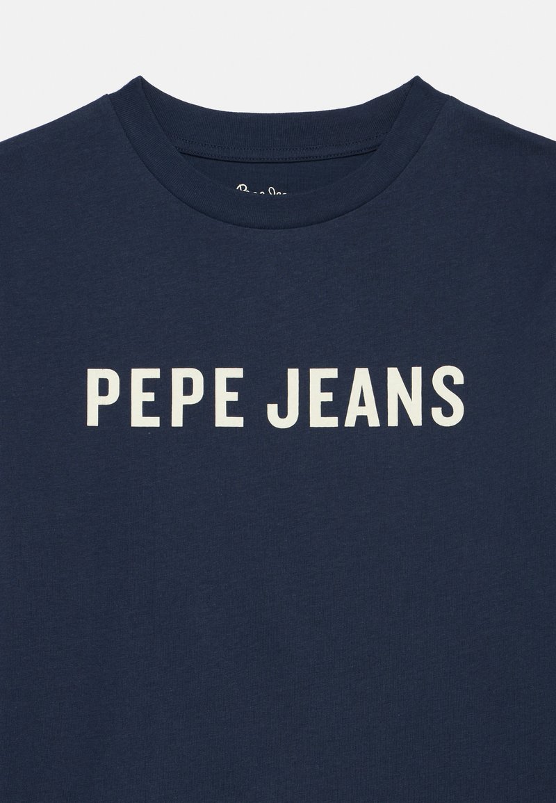 Camiseta de algodón azul marino con cuello redondo y texto en blanco "PEPE JEANS" en el pecho. Textura suave, diseño casual.