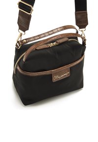 Borsa a tracolla nera in nylon con accenti marrone a motivo coccodrillo, cerniere dorate e un'etichetta con marchio. Dotata di una tracolla staccabile.