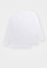 Langärmelige weiße T-Shirts aus Baumwolle, mit Rundhalsausschnitt und geradem Saum, in einem geschichteten Design für zusätzlichen Volumen.