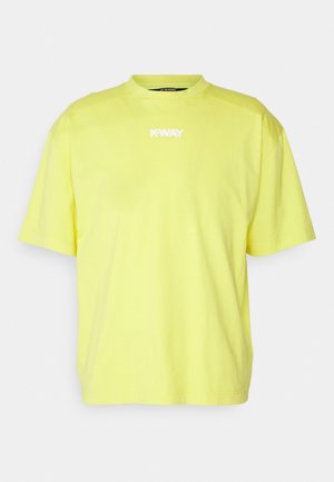 Camiseta K-WAY amarilla, de manga corta y cuello redondo, confeccionada en algodón. Presenta un logo blanco en el pecho, ajuste relajado y textura suave.