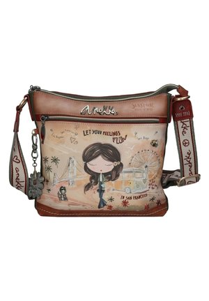 Braune und beige Umhängetasche mit einer Mädchenillustration, Stadt-Marken und Textakzenten. Hergestellt aus Kunstleder mit verstellbarem Gurt.