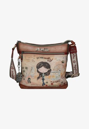 Braune und beige Umhängetasche mit einer Mädchenillustration, Stadt-Marken und Textakzenten. Hergestellt aus Kunstleder mit verstellbarem Gurt.