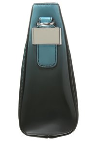 Glansig teal och mörkgrön lackläderväska med rektangulär form, med en silverfärgad spänne och sömsdetaljer.