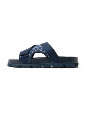 Marineblå klipklap med mønstret stofremme, justerbar spænde, tyk sål og rilllet bund for bedre greb.