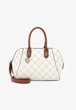 Borsa bianca con manici e tracolla in pelle marrone, caratterizzata da un motivo a diamante e un ciondolo rotondo argentato del marchio appeso a uno dei manici.