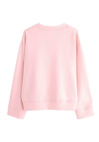 Vaaleanpunainen collegepaita, jossa on rento leikkaus, pyöreä kaula-aukko, laskeutuvat olkapäät ja ribattu hihansuu. Pehmeä rakenne eikä näkyviä kuvioita.