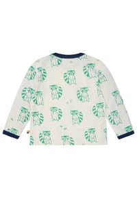Langärmliges Shirt aus off-weißem Baumwollstoff mit grünem Waschbärdruck, ausgestattet mit einem marineblauen Ausschnitt und Bündchen, glatter Textur und verspieltem Design.