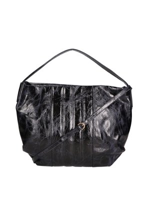Zwarte, glanzende handtas met een slungelig ontwerp, voorzien van een brede schouderband, verticale stiksels en een textuurafwerking. Verstelbare crossbody-optie.