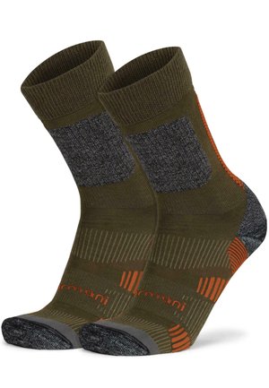 Paar olivgrüne Sportsocken mit grauen und orangenen Verstärkungen an Fersen, Zehen und Fußgewölbestütze.