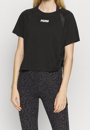 Camiseta recortada negra con mangas cortas, que presenta un logo blanco de Puma en el pecho y detalles de malla en los hombros.