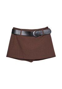 Bruine shorts met een gestructureerde silhouette, voorzien van een zwarte leren riem en een zilveren gesp, gemaakt van gestructureerde stof.