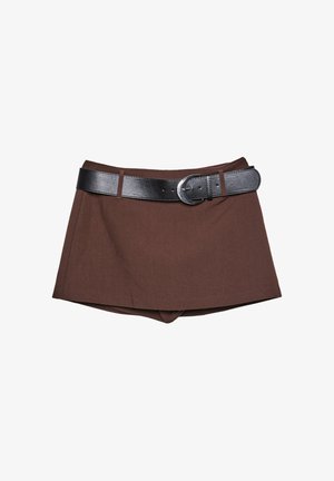 Brune shorts med en struktureret silhuet, der har et sort læderbælte med sølvspænde, lavet af tekstureret stof.