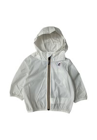 Giacca leggera bianca con cappuccio, caratterizzata da una cerniera frontale e polsini elasticizzati. Striscia colorata ben visibile lungo la cerniera, con un piccolo logo.