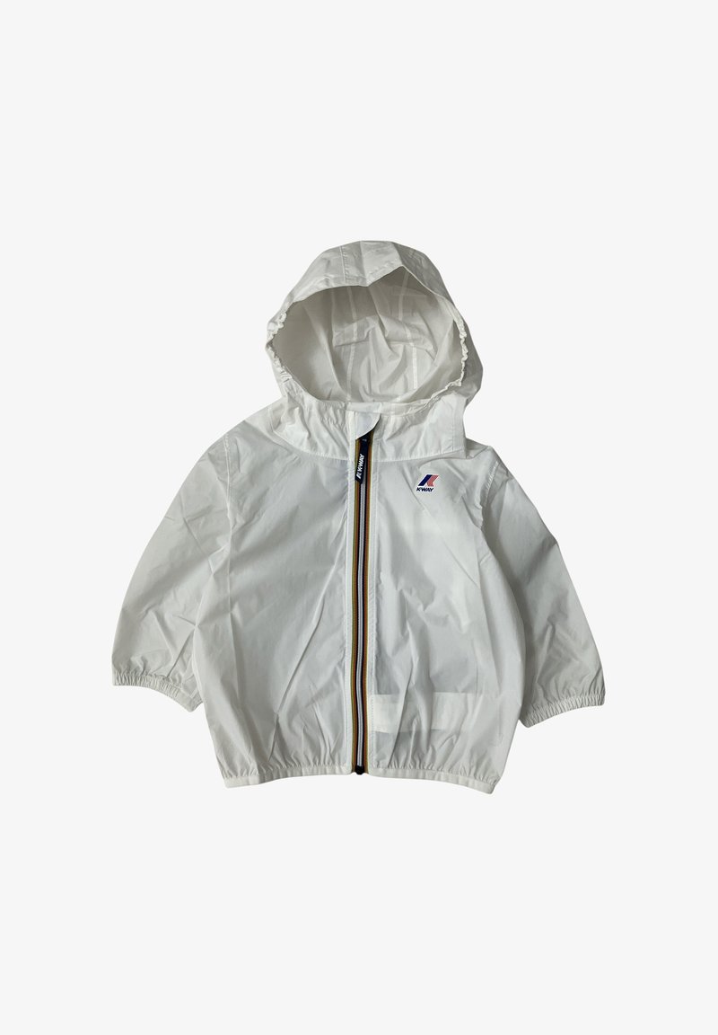 Giacca leggera bianca con cappuccio, caratterizzata da una cerniera frontale e polsini elasticizzati. Striscia colorata ben visibile lungo la cerniera, con un piccolo logo.
