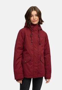 Burgundy huva jacka med framfickor, justerbara dragsnören och en avslappnad passform. Tillverkad av hållbart tyg med en mjuk textur.