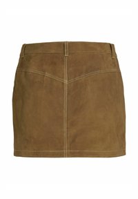 Mini-jupe en daim marron avec un design ajusté, des détails de couture visibles et un ourlet droit. Le tissu a une texture douce.