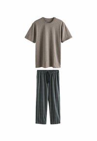Braunes Baumwoll-T-Shirt mit Rundhalsausschnitt und kurzen Ärmeln, kombiniert mit dunkelblauen gestreiften Schlafanzughosen mit elastischem Bund.