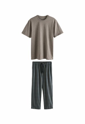 Camiseta de algodón marrón con cuello redondo y mangas cortas, combinada con pantalones de pijama a rayas azul oscuro con cintura elástica.