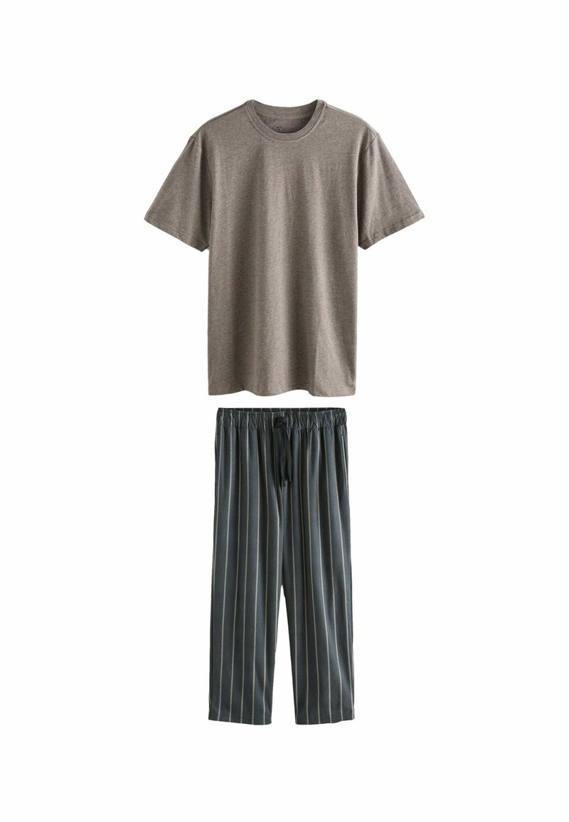 Braunes Baumwoll-T-Shirt mit Rundhalsausschnitt und kurzen Ärmeln, kombiniert mit dunkelblauen gestreiften Schlafanzughosen mit elastischem Bund.